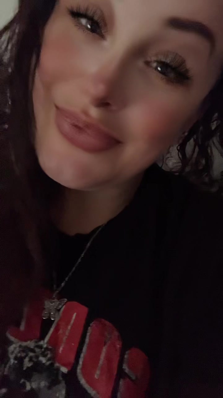 @JustASmallTownGirl🩷💜