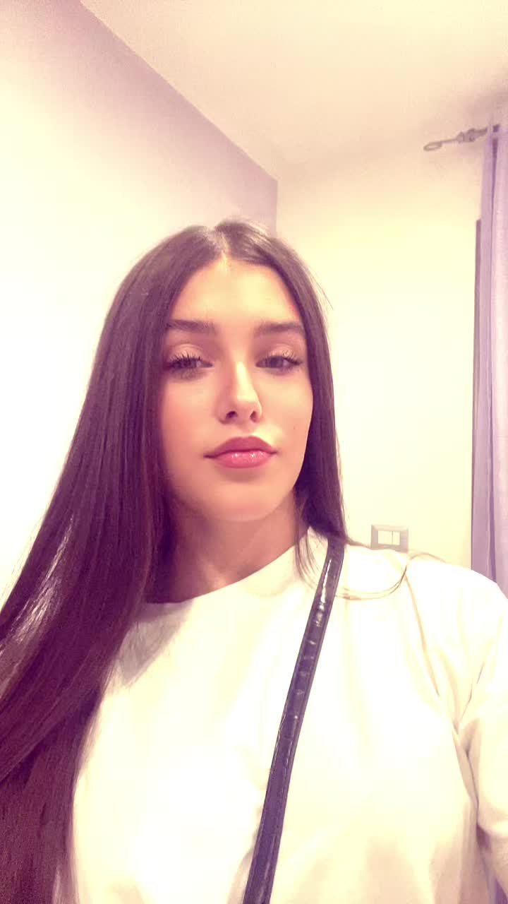 @👧🏽🎀