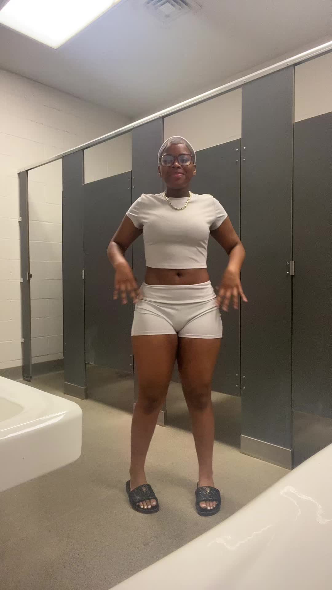 @definitelynotchrisette