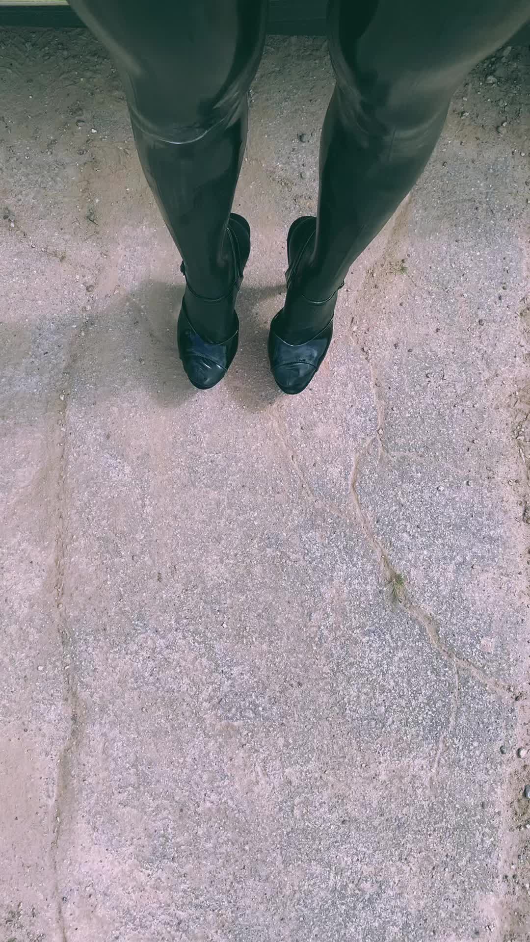 @Christina_Heaven 👠🖤