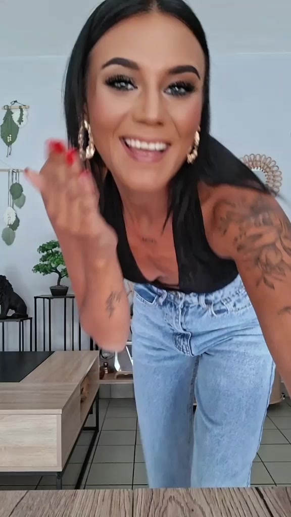 @Lau♒