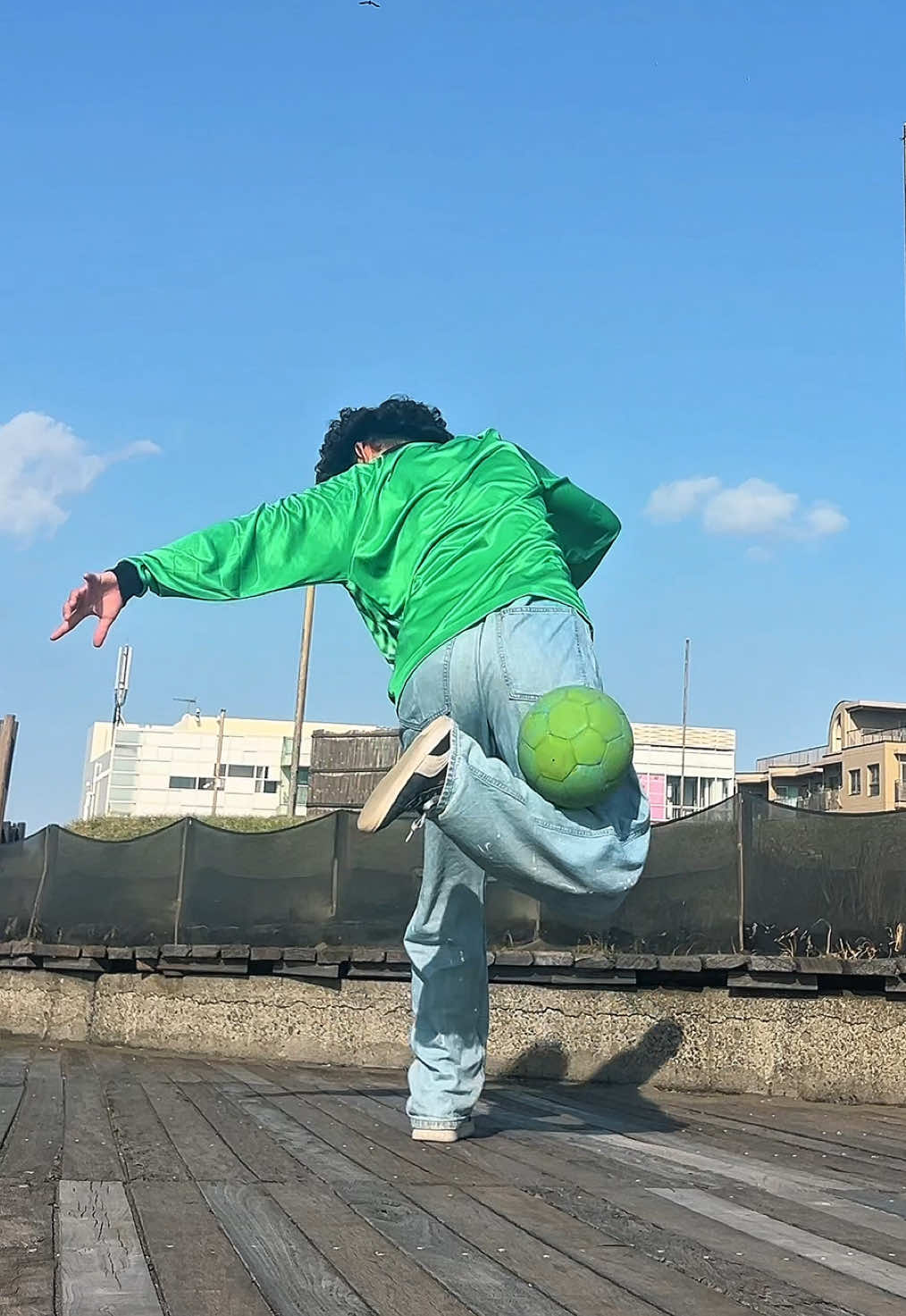 @るい