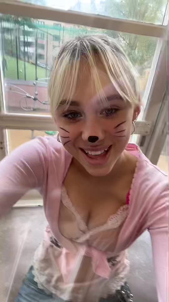 @👩&zwj;🎤👩&zwj;🎤