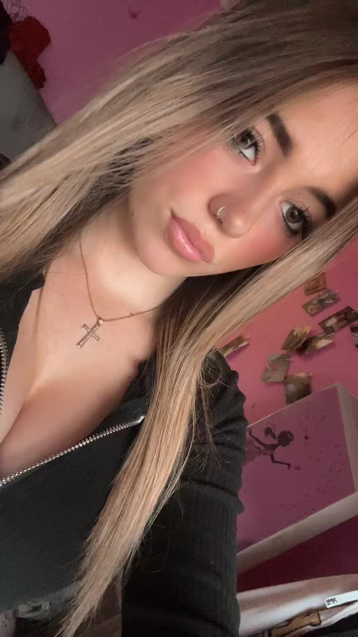 @𝓗𝓸𝓵𝓵𝓲𝓮💋