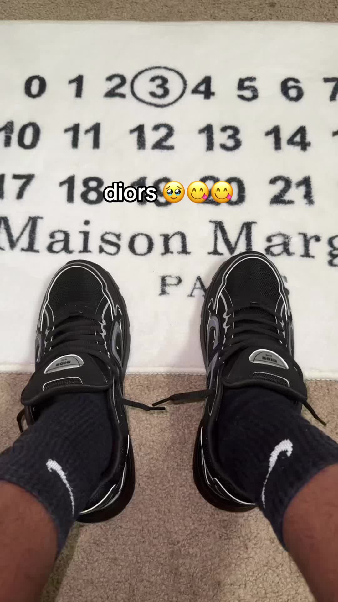 @⃟