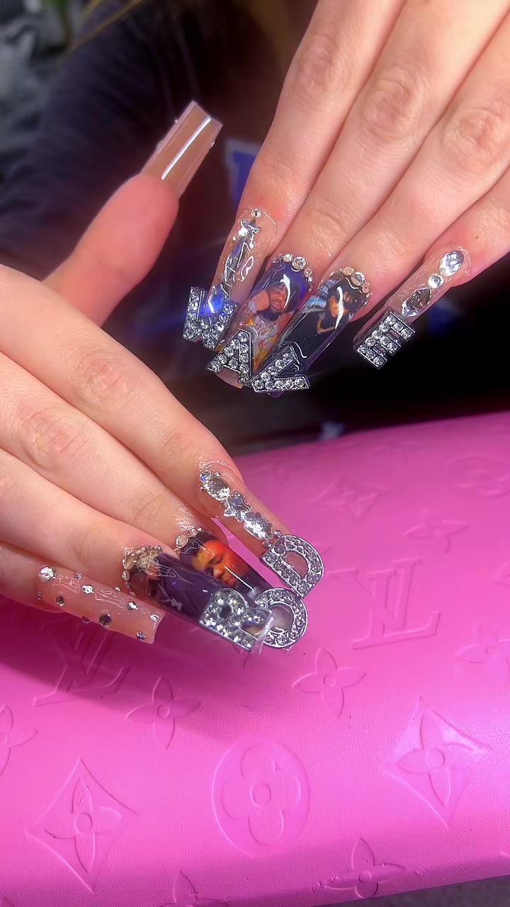 @MiMi 🎨🦋👑🦄