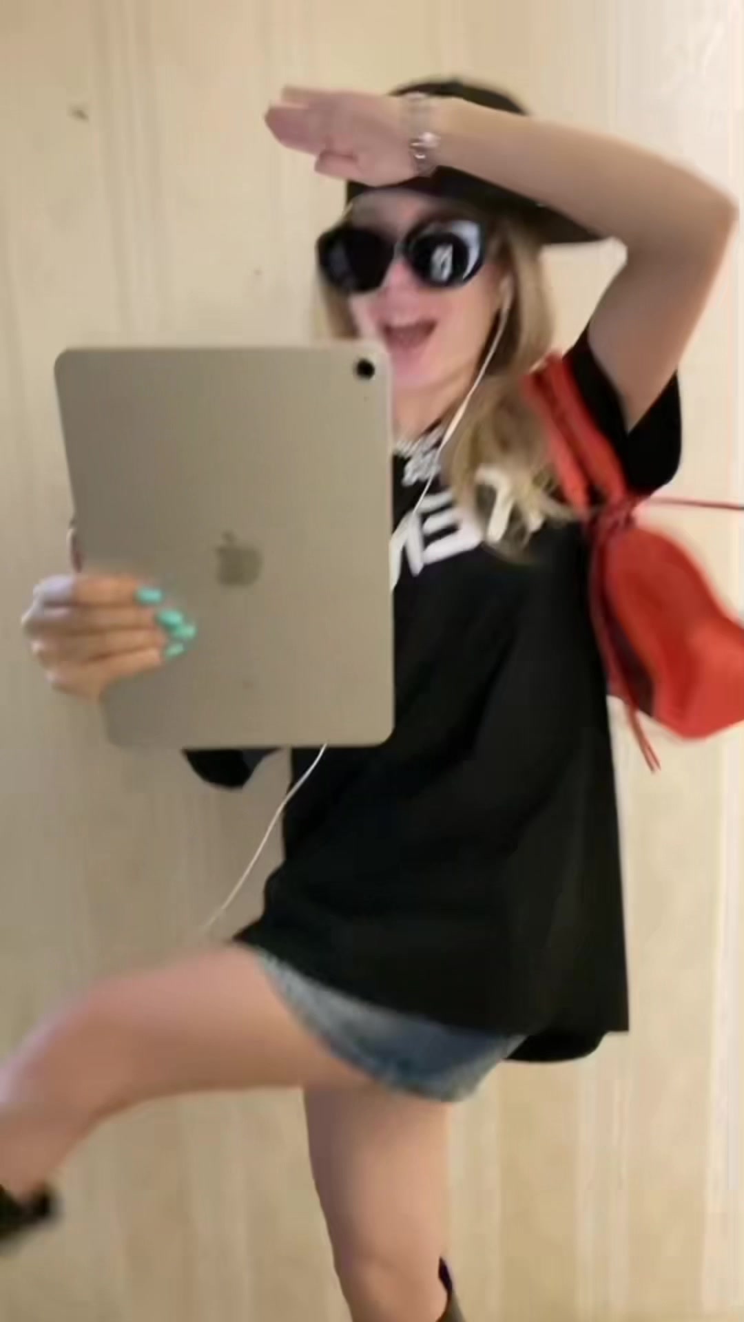 @lizzitak