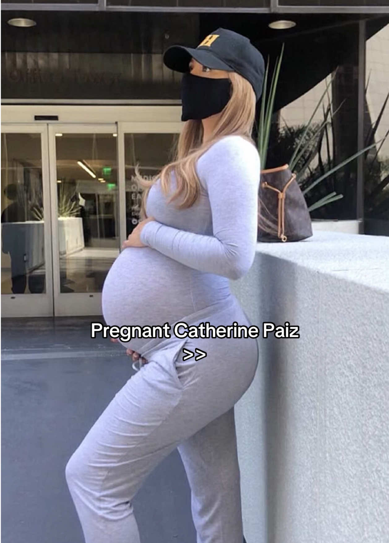 @heyitsellle