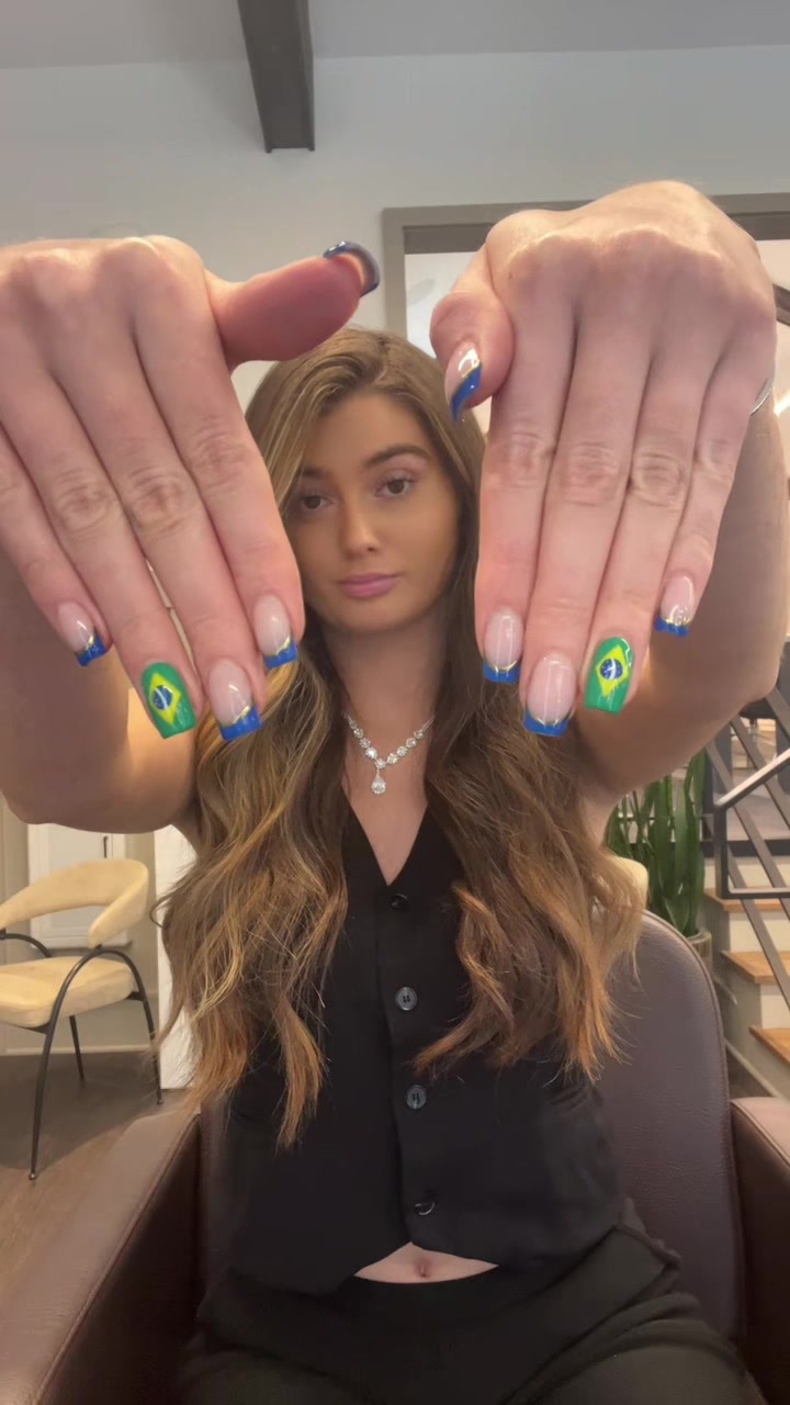 @larissaluxe