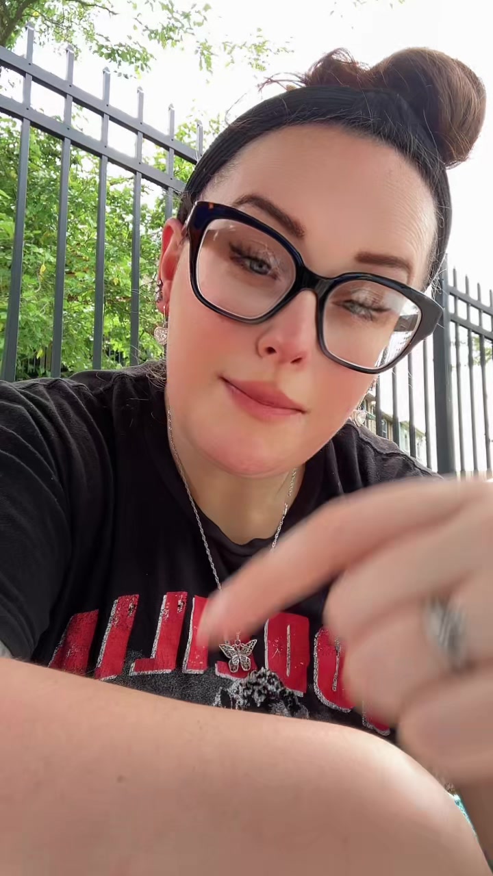 @JustASmallTownGirl🩷💜
