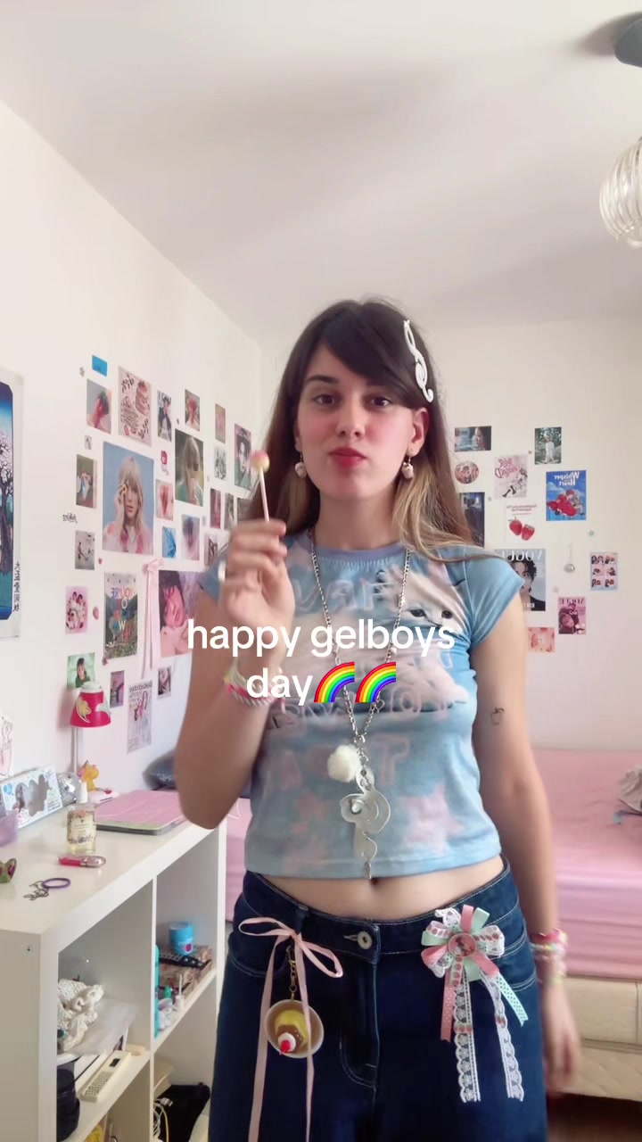 @leyley⁷ ς(>‿<.)