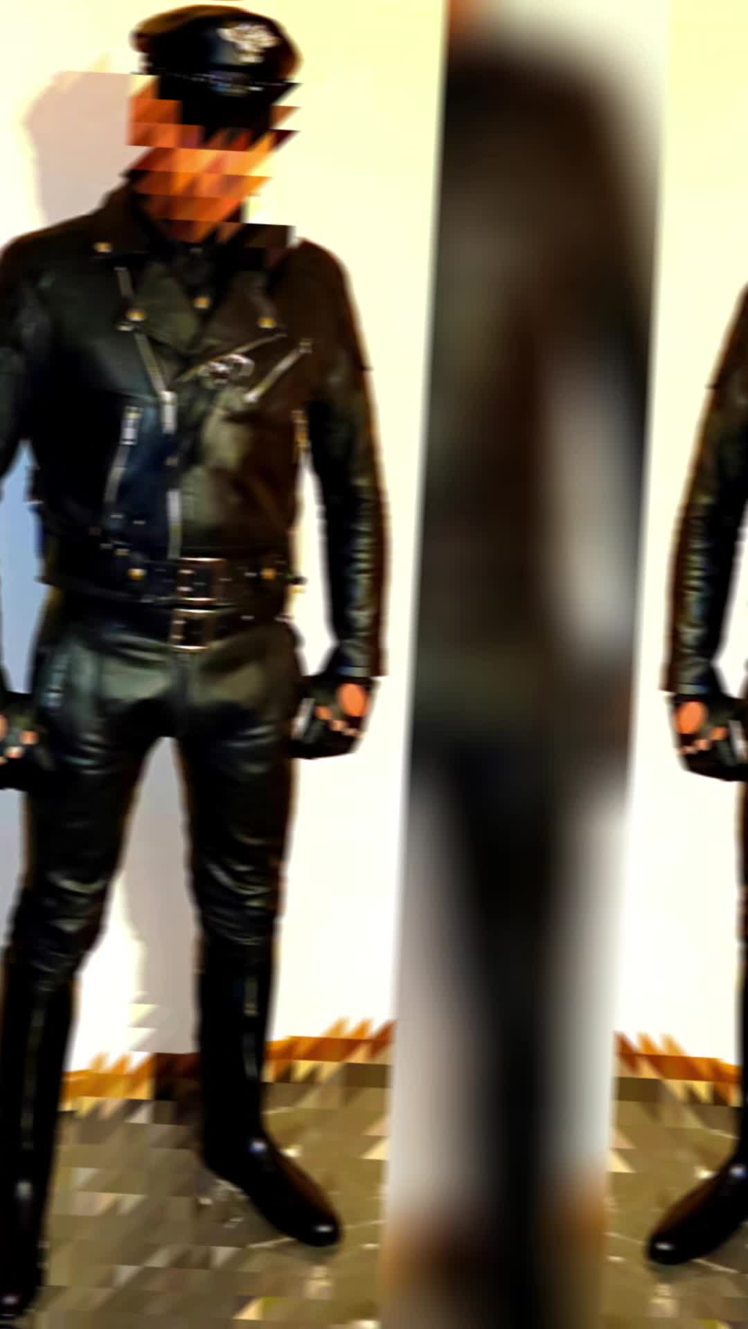@Latex leather bluf