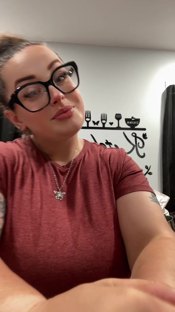@JustASmallTownGirl🩷💜