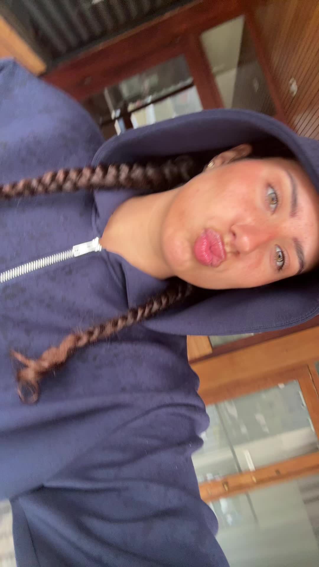 @mathildee.lt