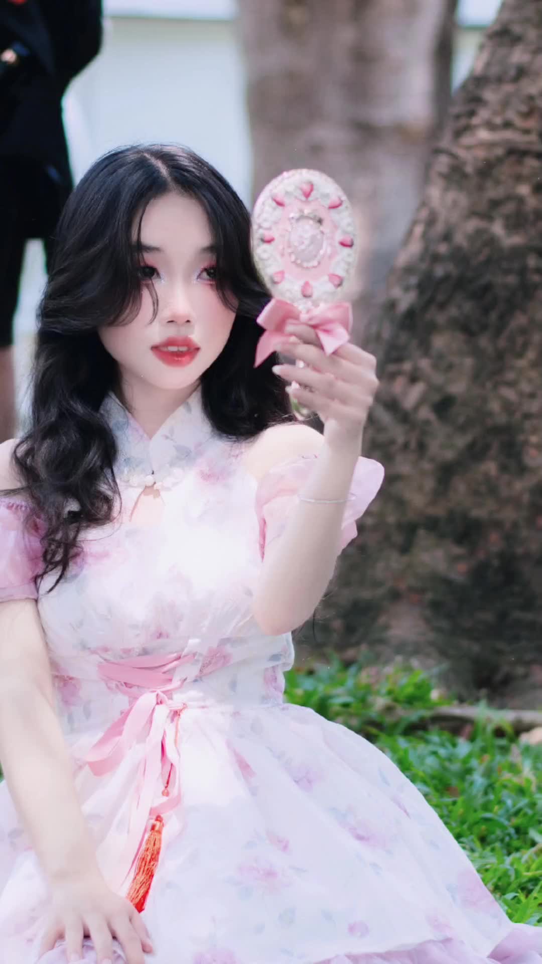 @m&egrave;o nhỏ &ocirc;m cuộn len
