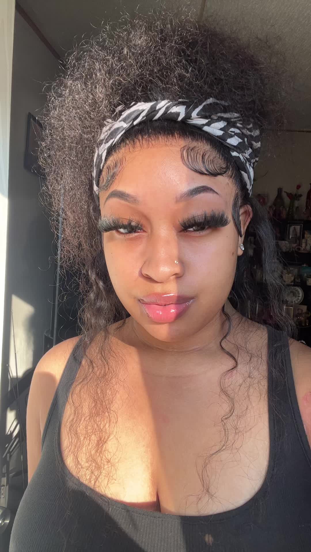 @itsangelaurelia