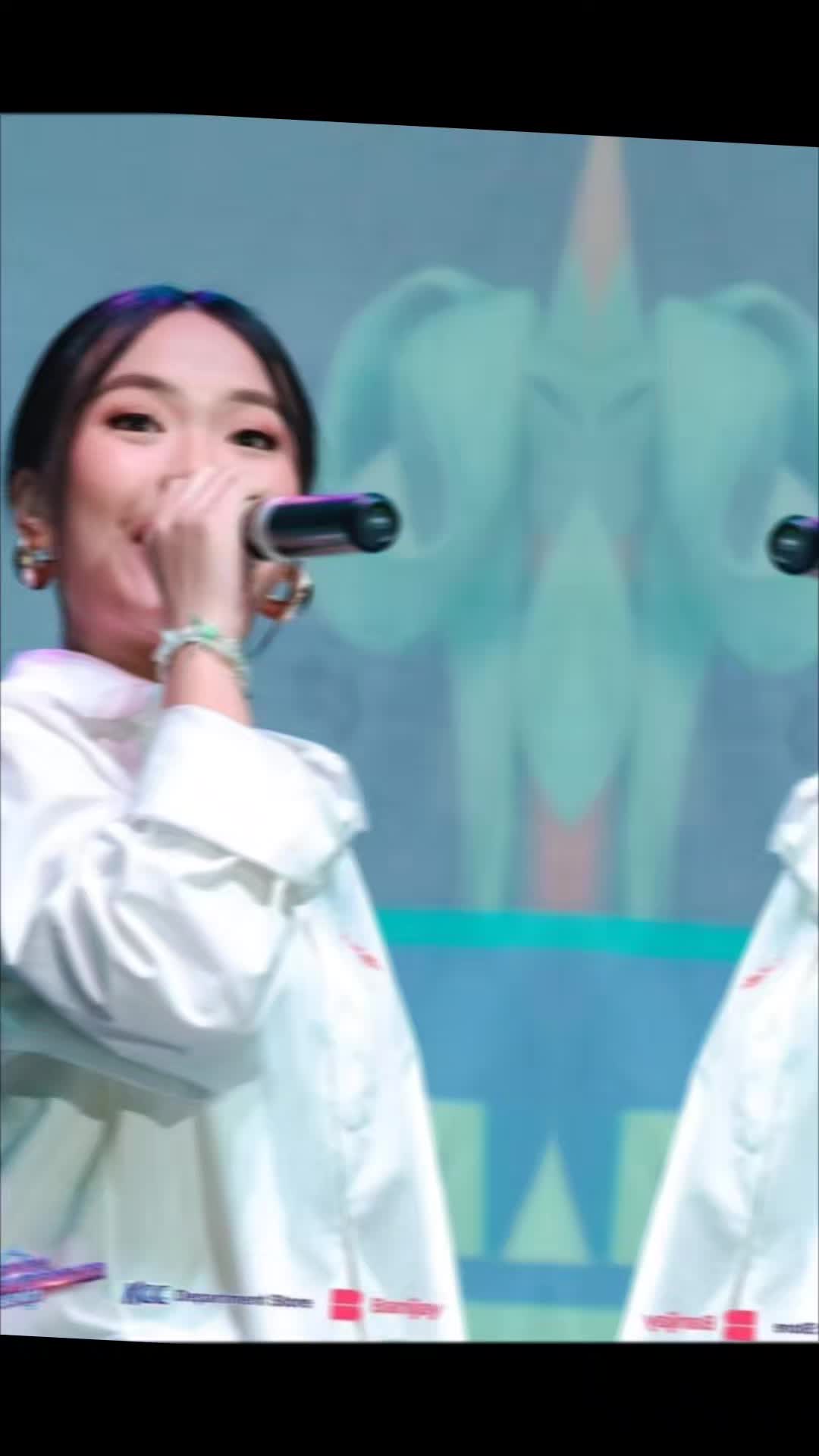 @🦋