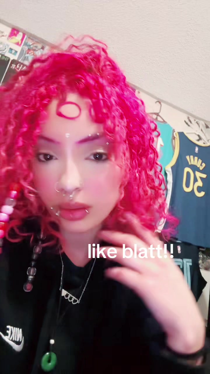 @>:)