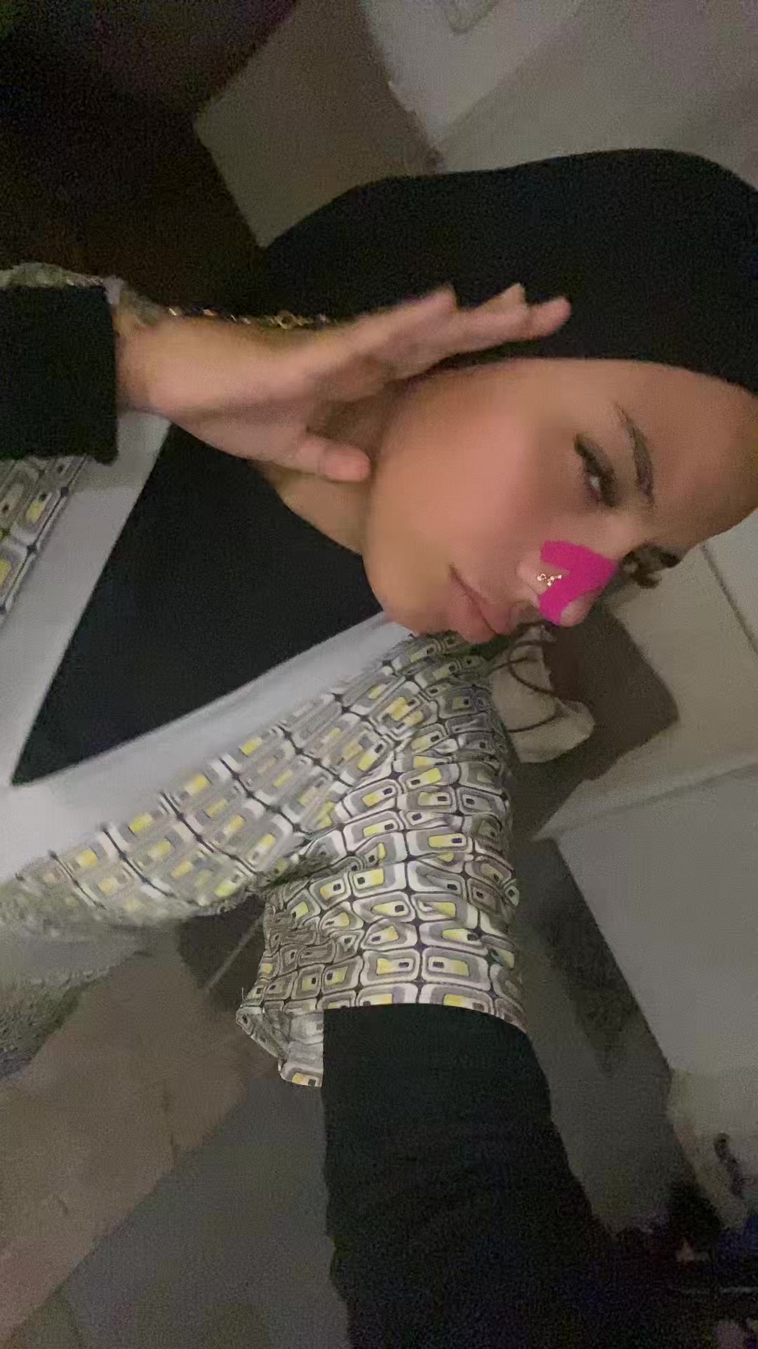 @<33