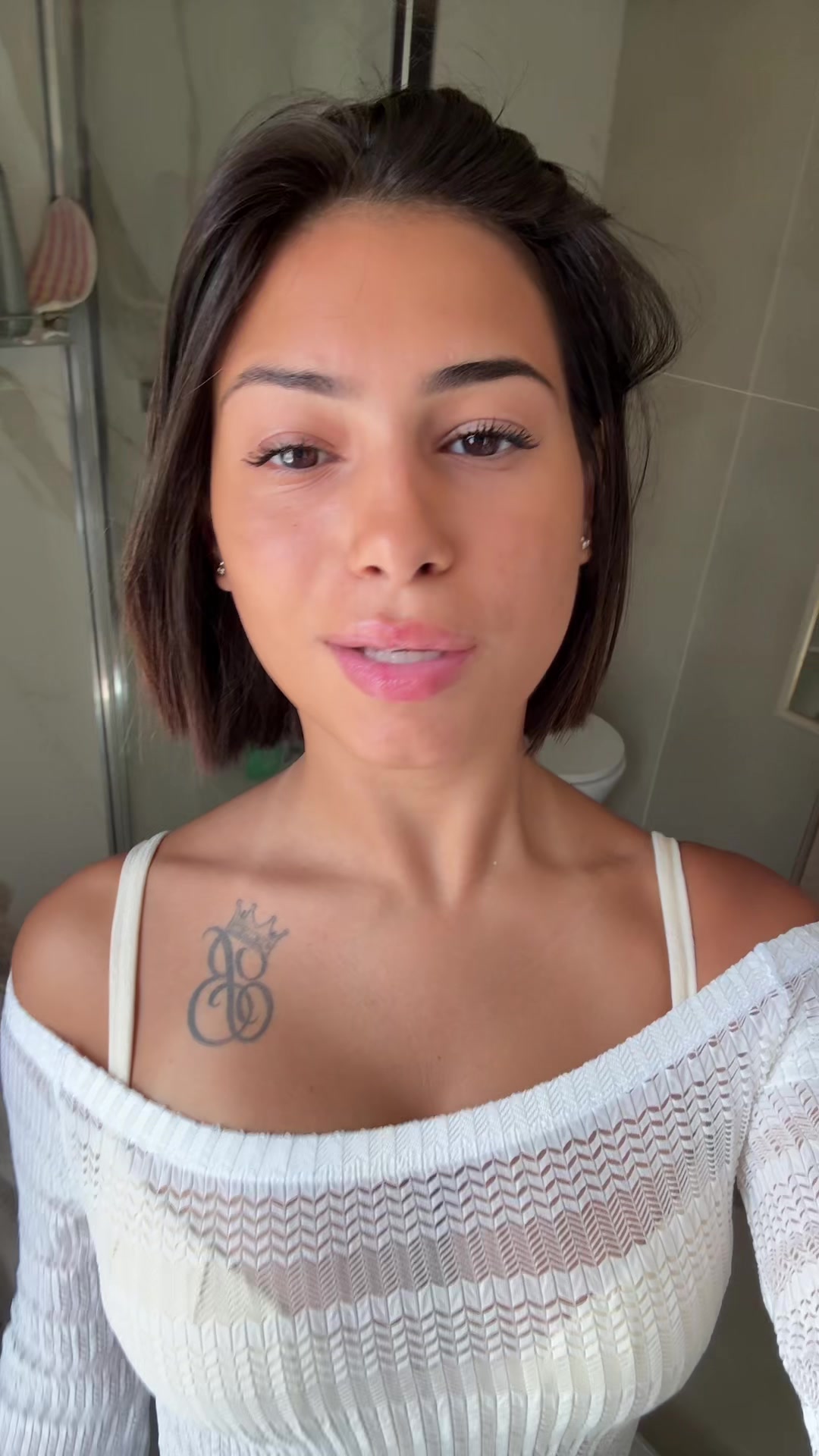 @elisaangiius
