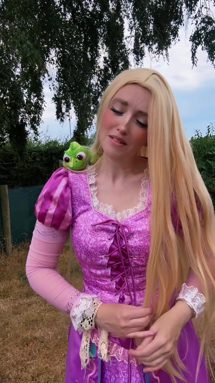 @Pixie_Scarlett