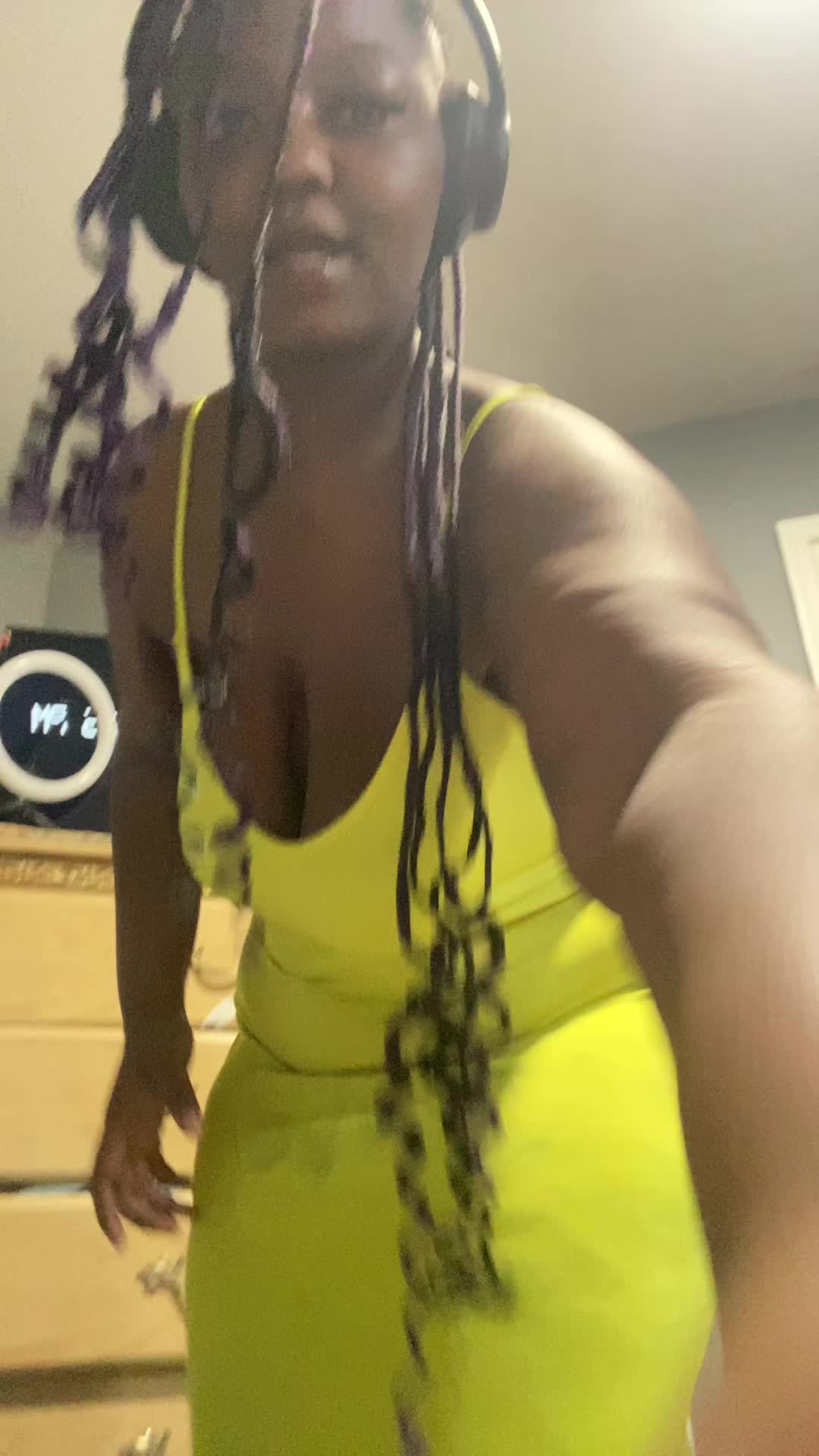 @liyah👩🏽&zwj;❤️&zwj;💋&zwj;👩🏾