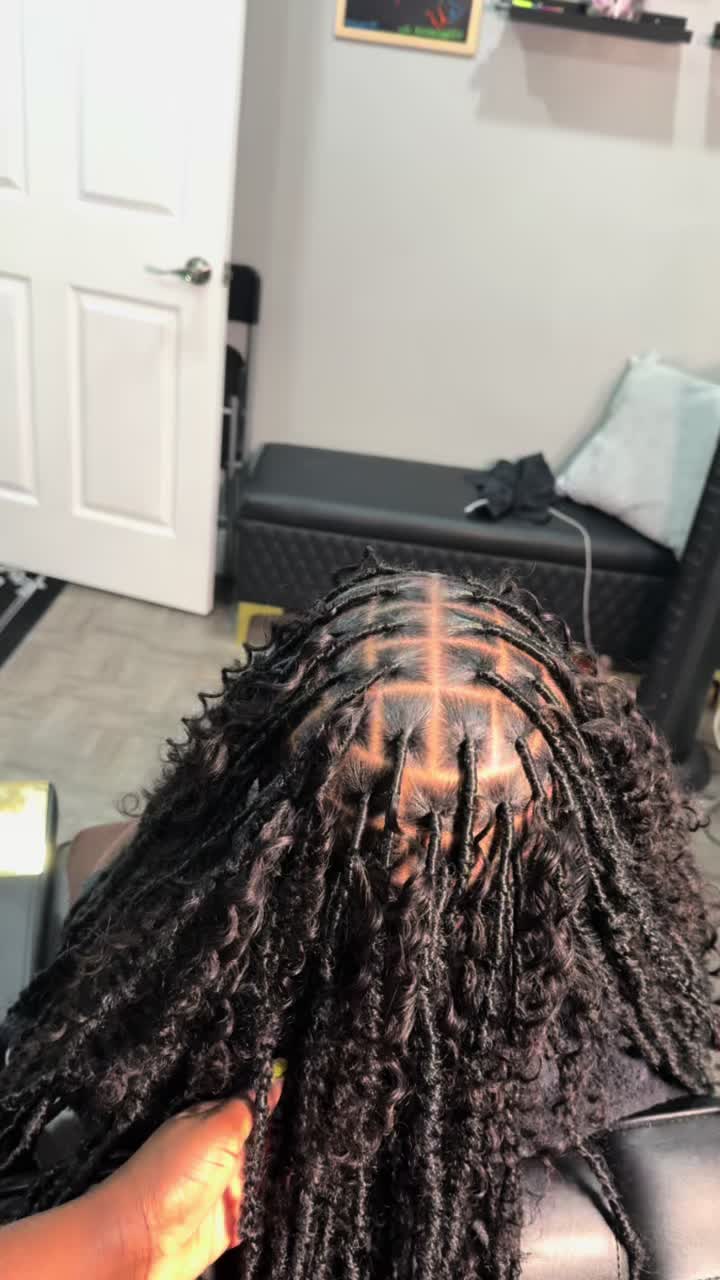 @Laidbyleshaa