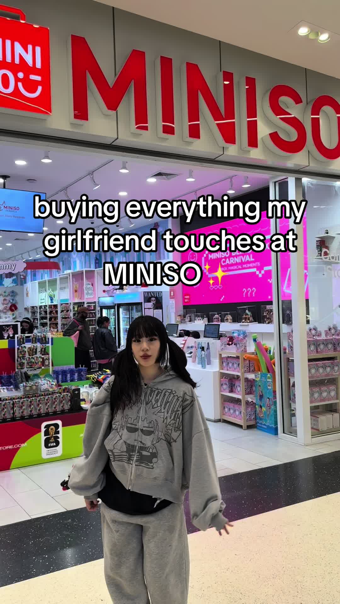 @>_<