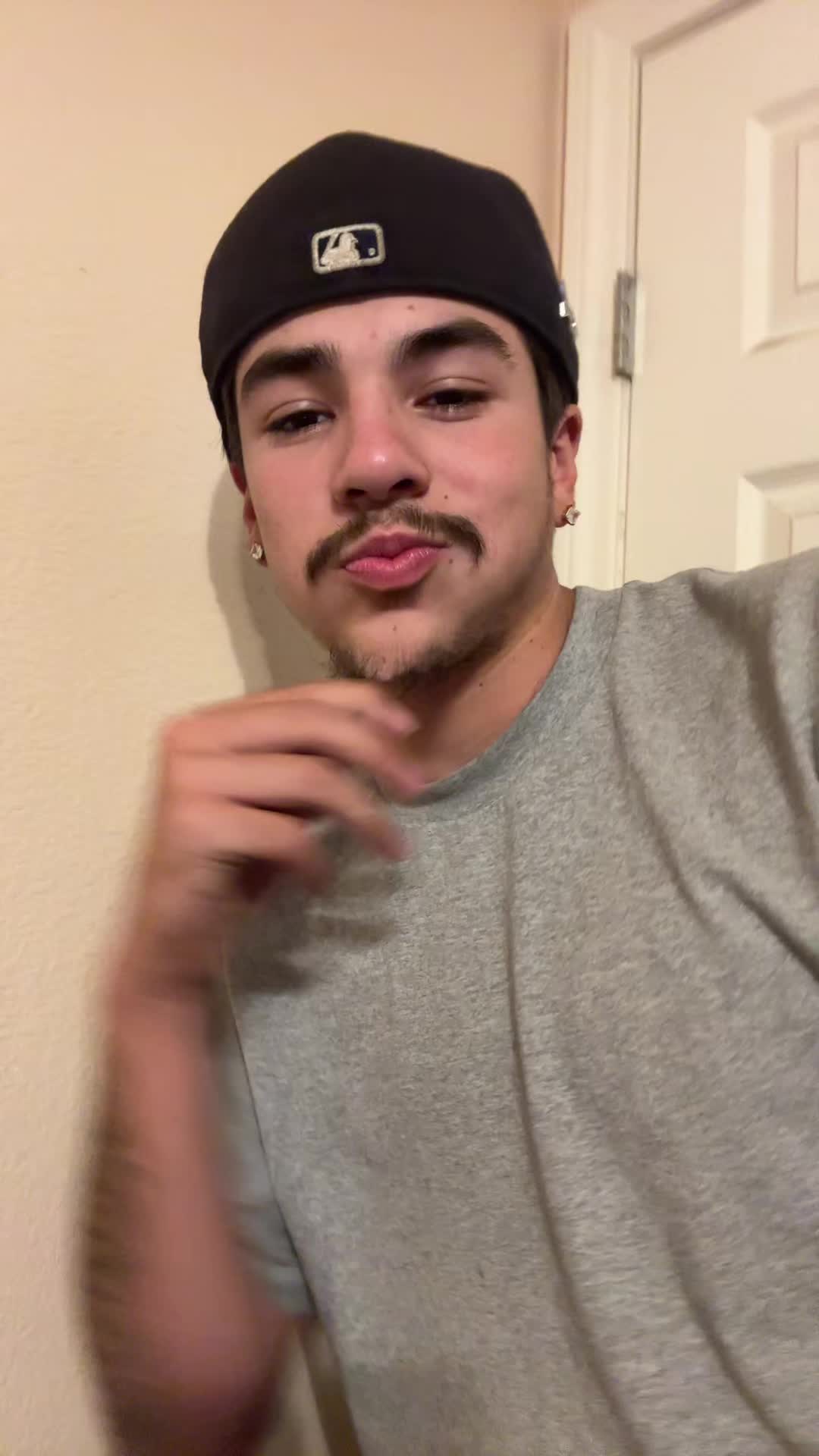@😼