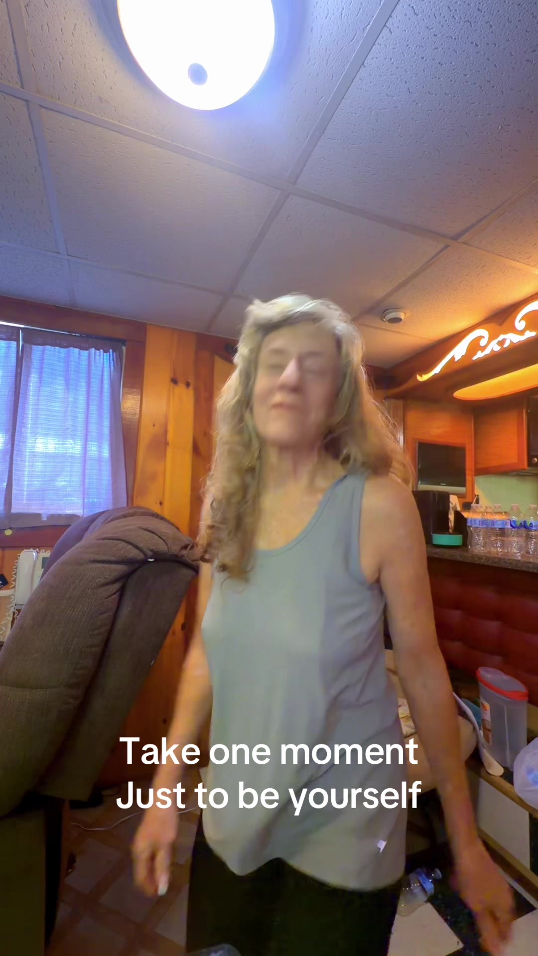 @MamaMary Dancing fishkeeper😂