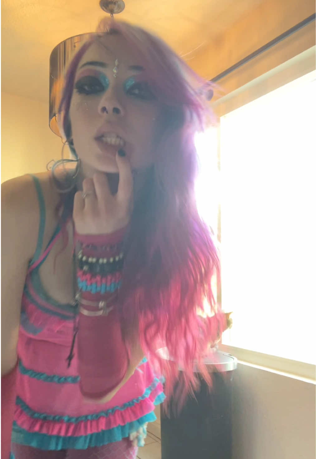 @Weird chick wit pink hair