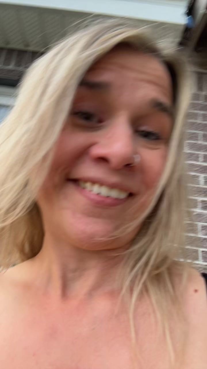 @Hotmomvibes