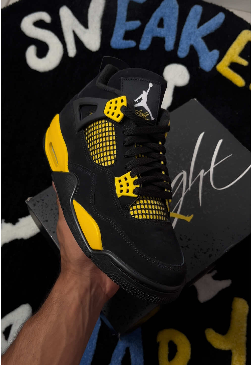 @Sneaker_canary