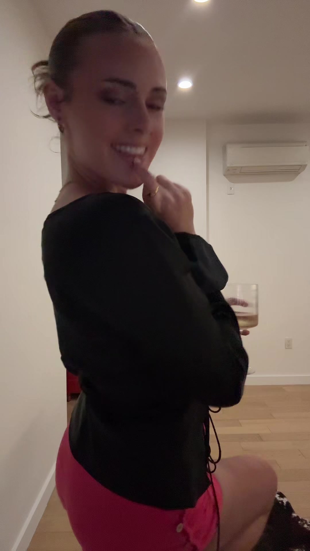 @🧍🏼&zwj;♀️