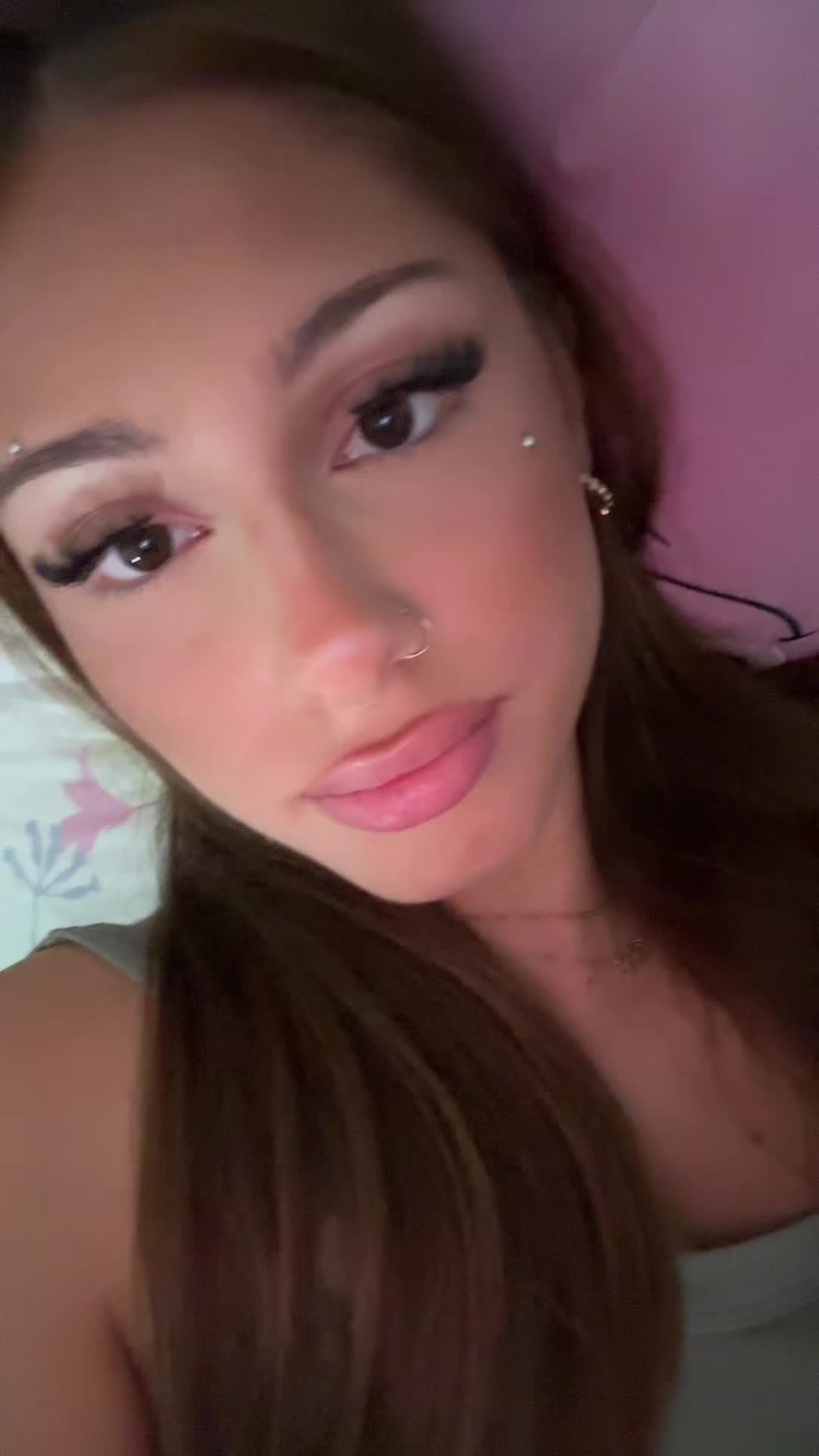 @>_<