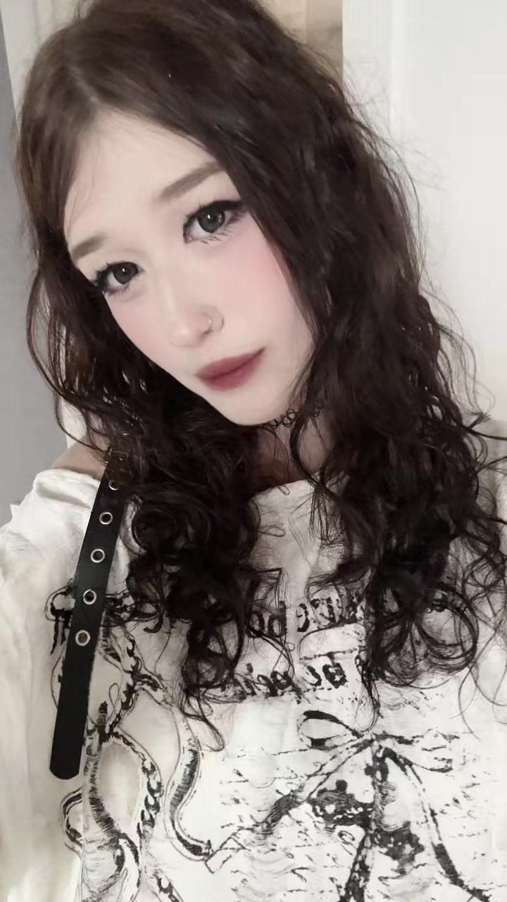 @^_<