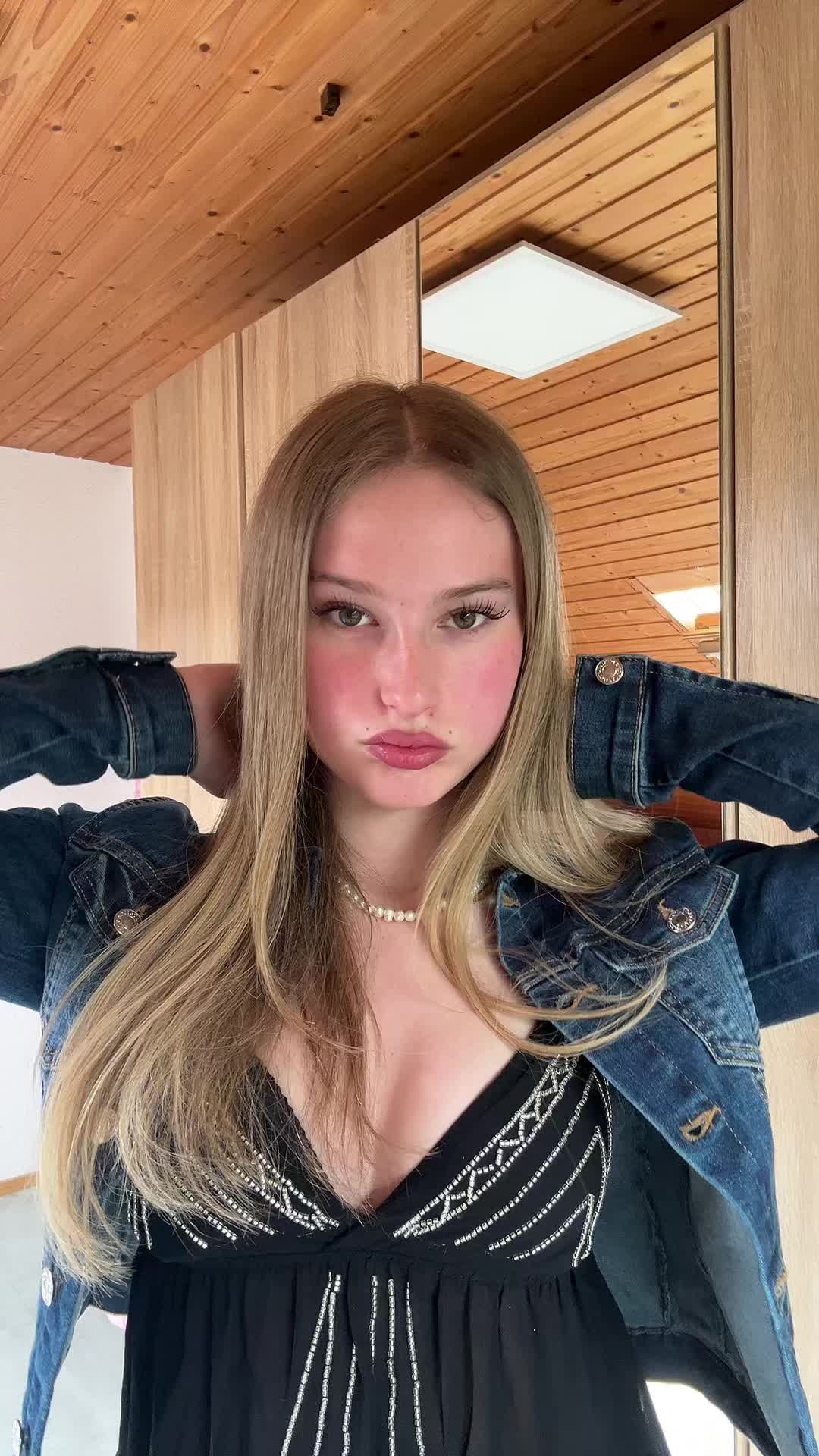 @Lily 🎀🪩