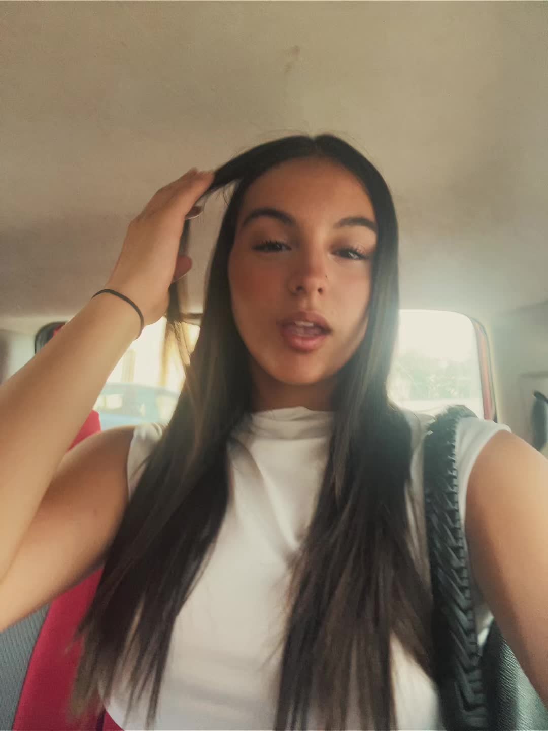 @𝐥𝐚𝐫𝐚🌺