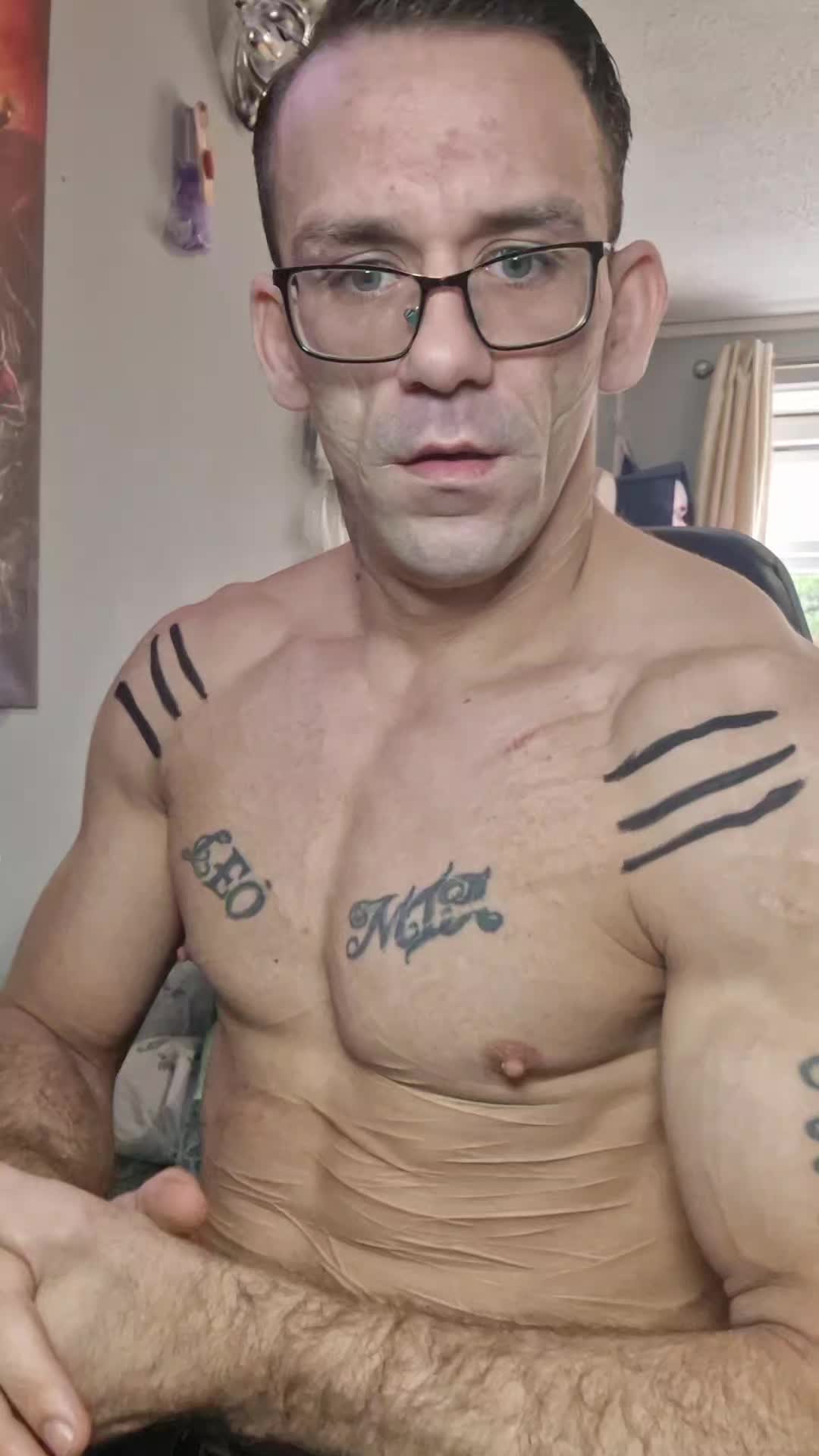 @Michael Lloyd/bodybuilder
