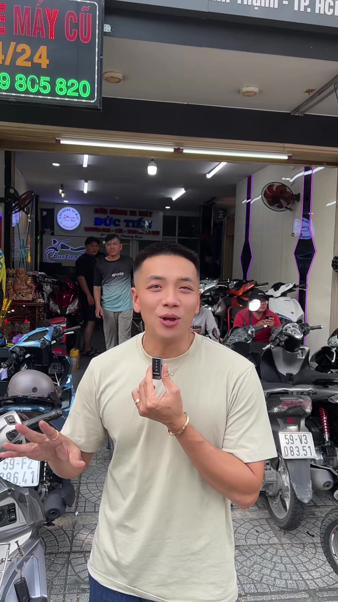 @Huy (em ruột Tiến chiều khách)