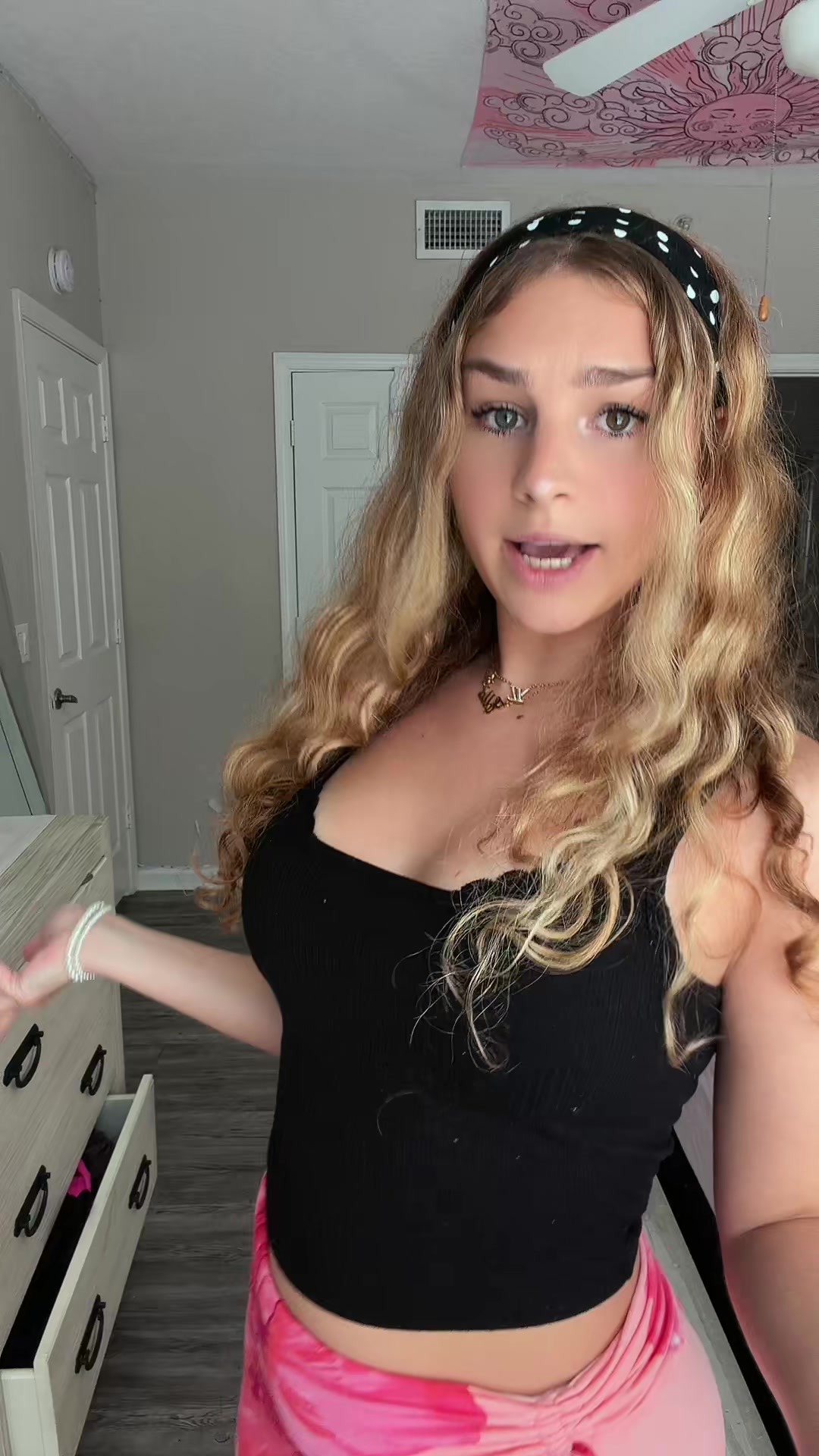 @Theyluvvella