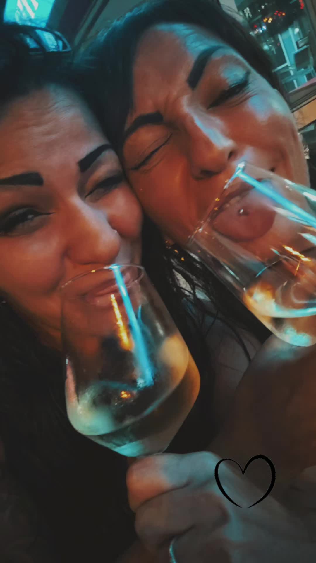 @Laura_🖤