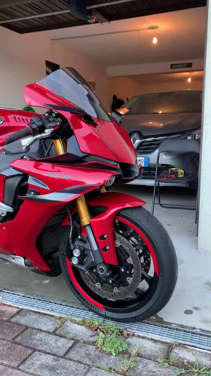 @r1.red.eyes