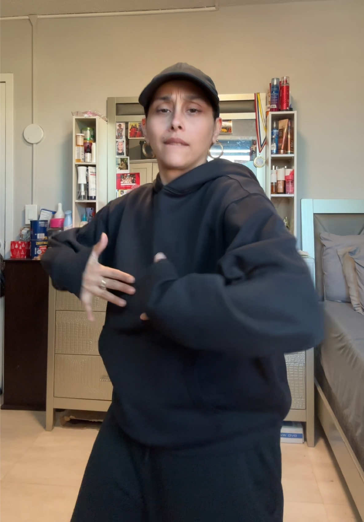 @momof4