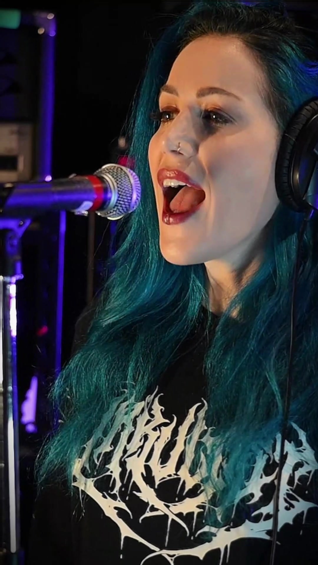 @Alissa White-Gluz