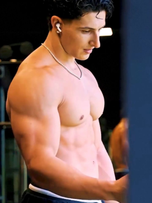 @Beautiful Muscle Male