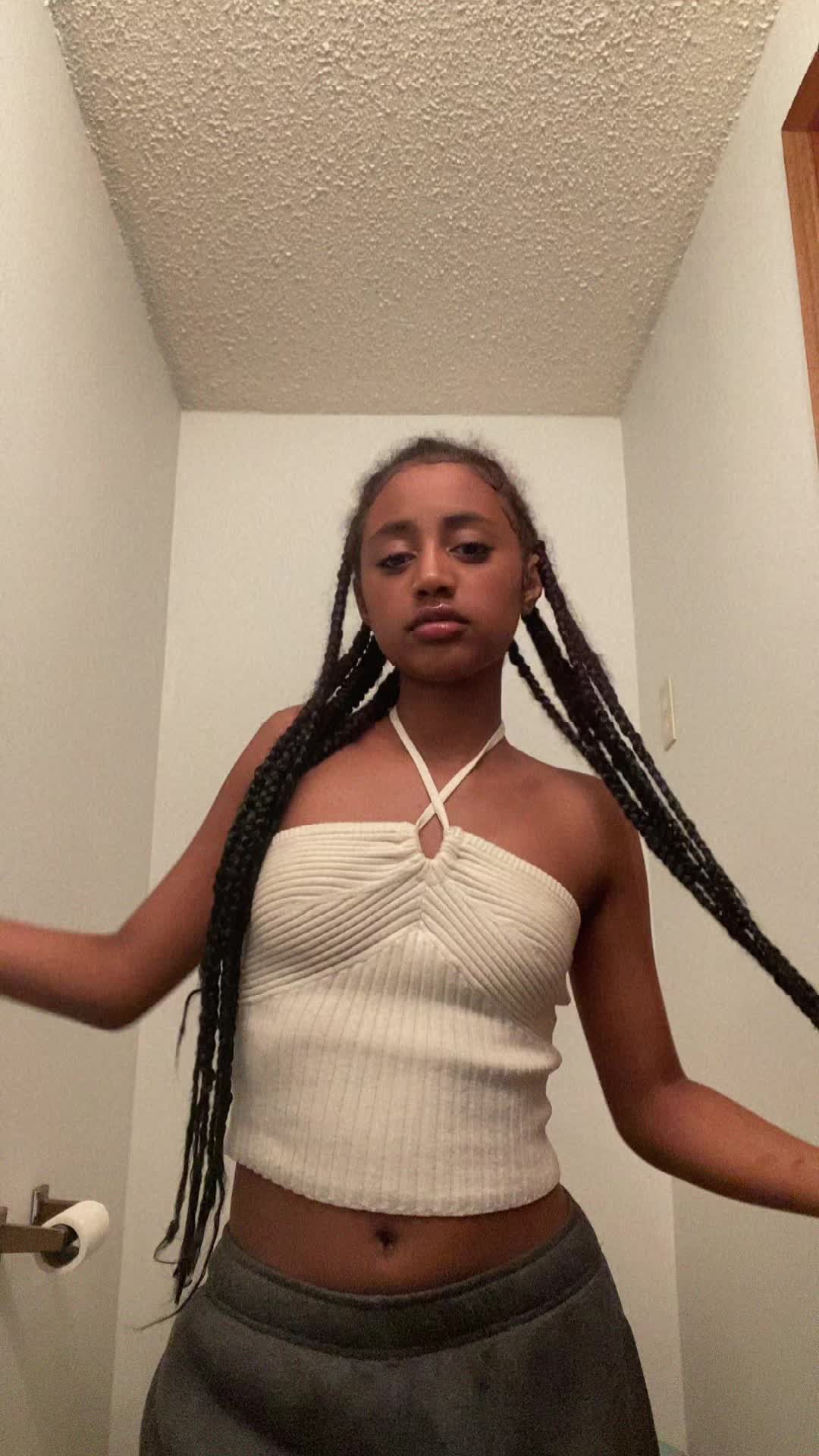@….