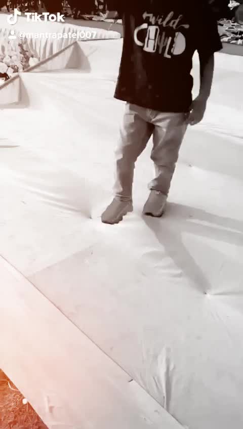 @๐จ๐๐๐ฌ ๐๐๐ก๐๐?