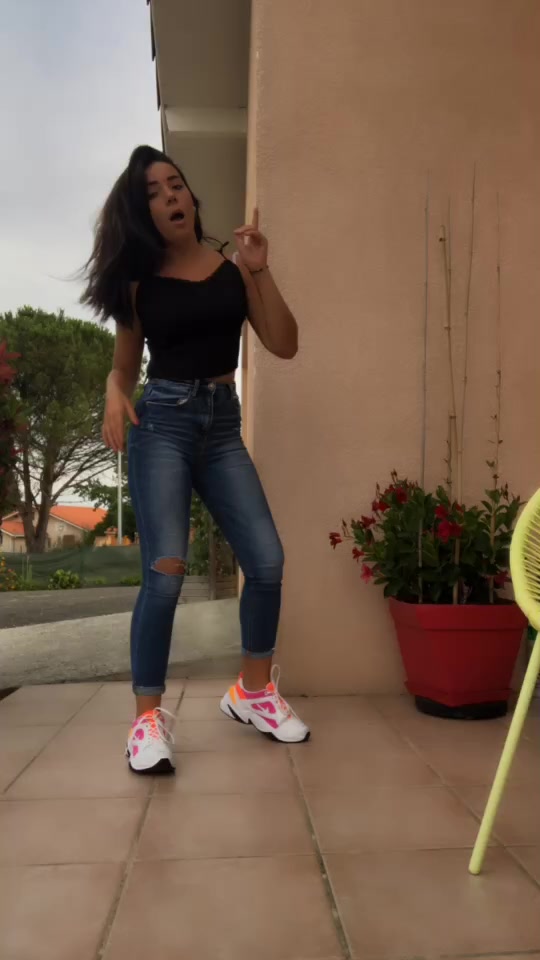 @lola_