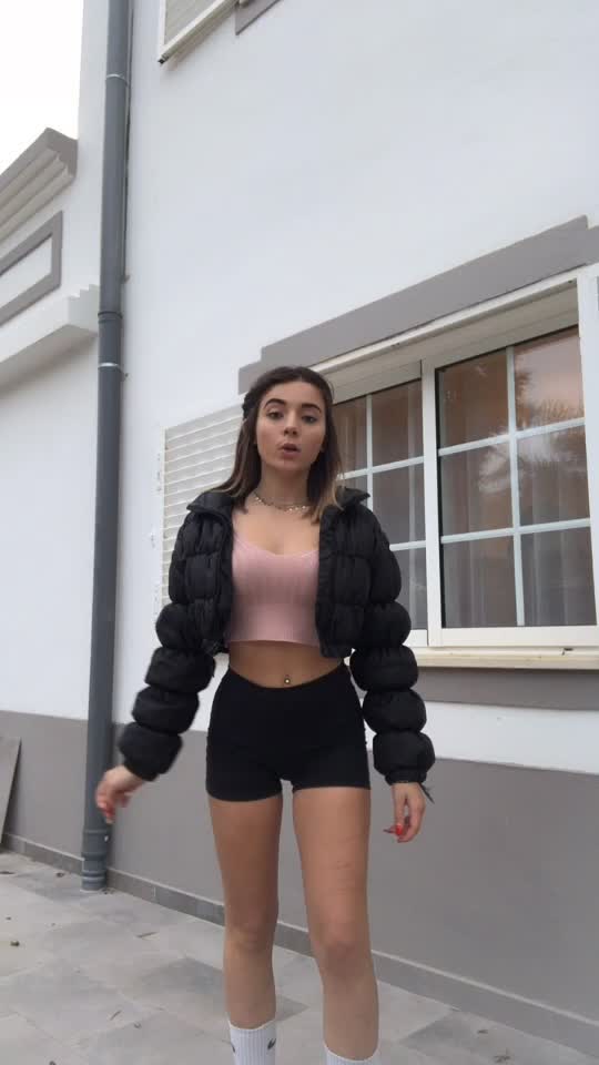 @lola_